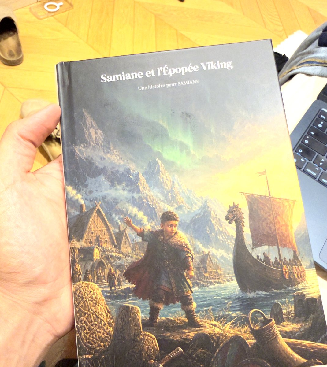 Le livre imprimé, couverture rigide, tenu en main
